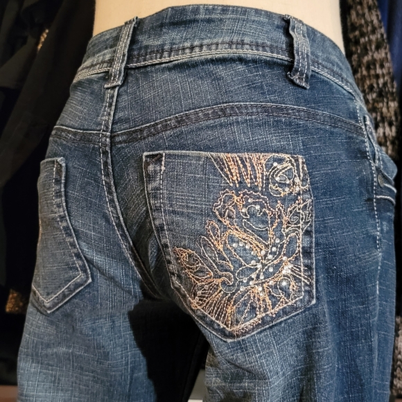 L.E.I. ♡ Dark Distressed "Ashley Trouble" Embroidered|Embellished Bling Jeans 3R - Picture 13 of 17